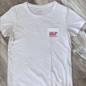 white vineyard vines t-shirt!